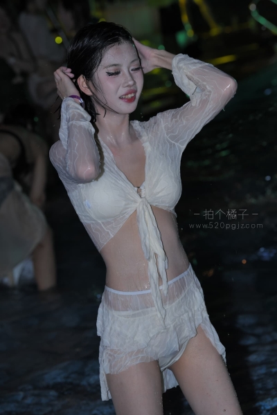 J961 可以尽情玩水的瞒热夏天