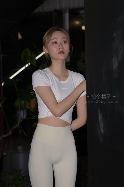 M374 白色运动装女孩